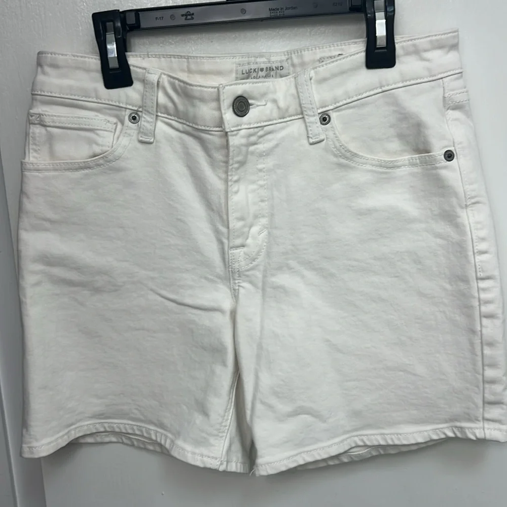 Lucky brand white denim Mid Rise short “Ava” Sz. 6/28, 6”inseam, 9“rise, EUC